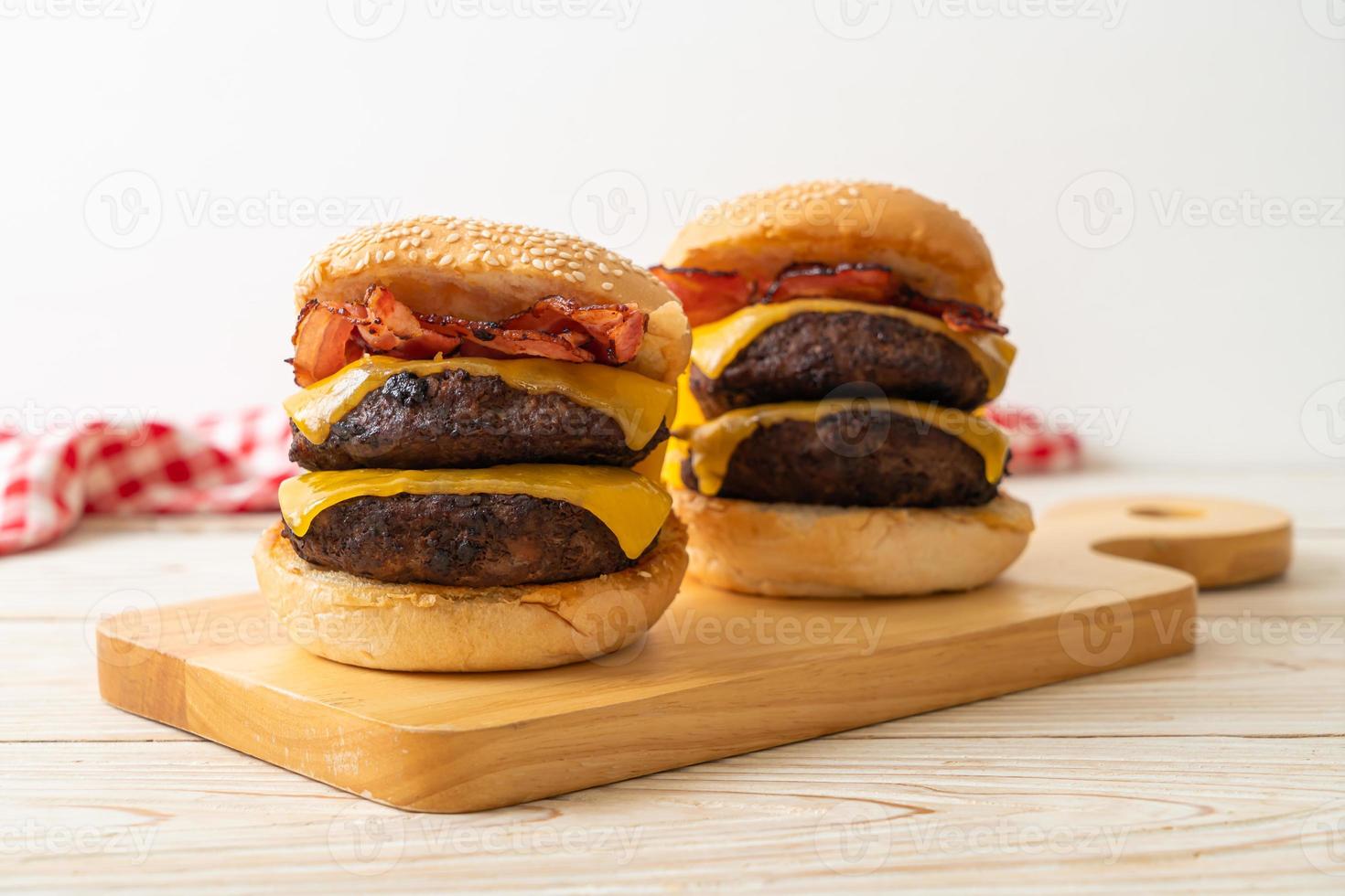 hamburgers ou hamburgers au bœuf avec fromage et bacon photo