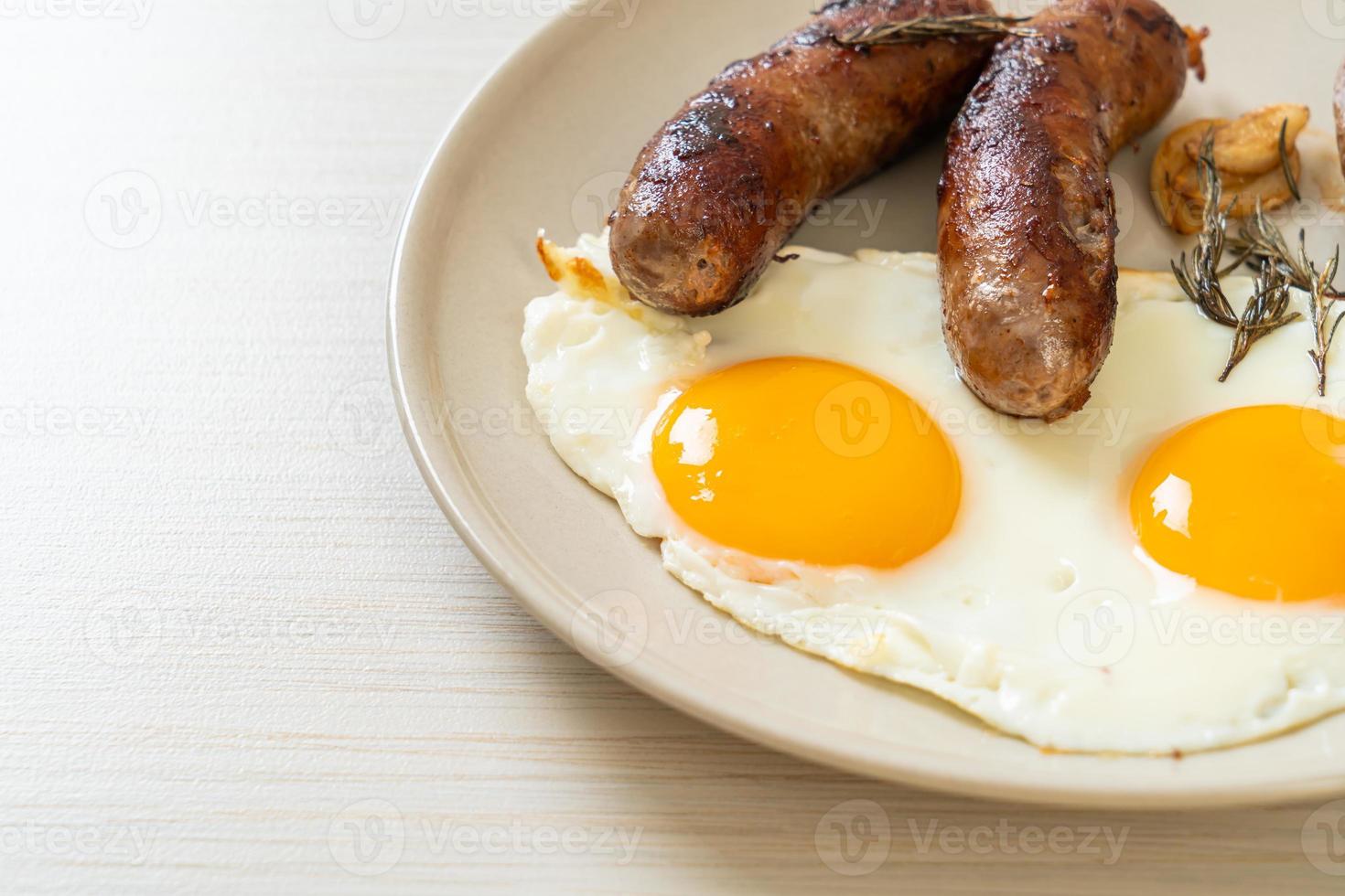 oeuf au plat double avec saucisse de porc photo