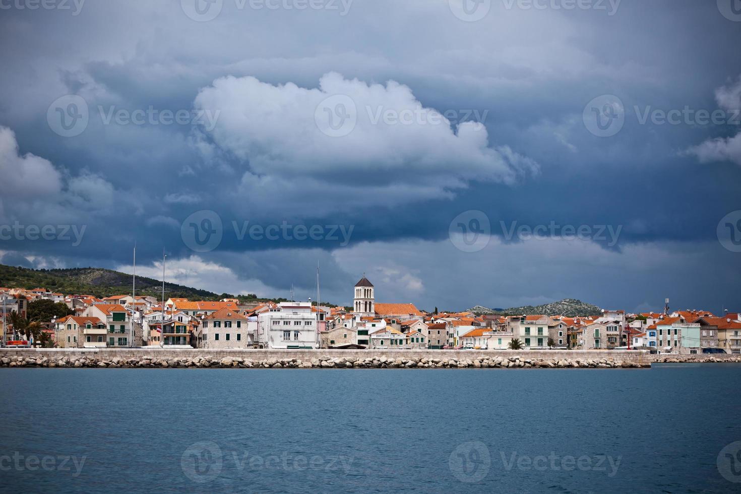 vodice est une petite ville sur la côte adriatique en croatie photo