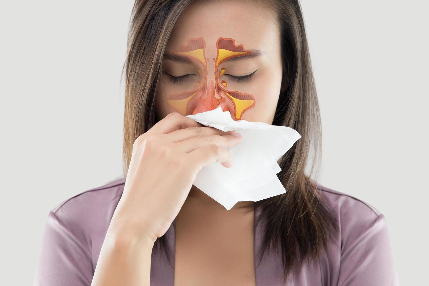 femmes se sentant mal et sinus sur fond gris photo