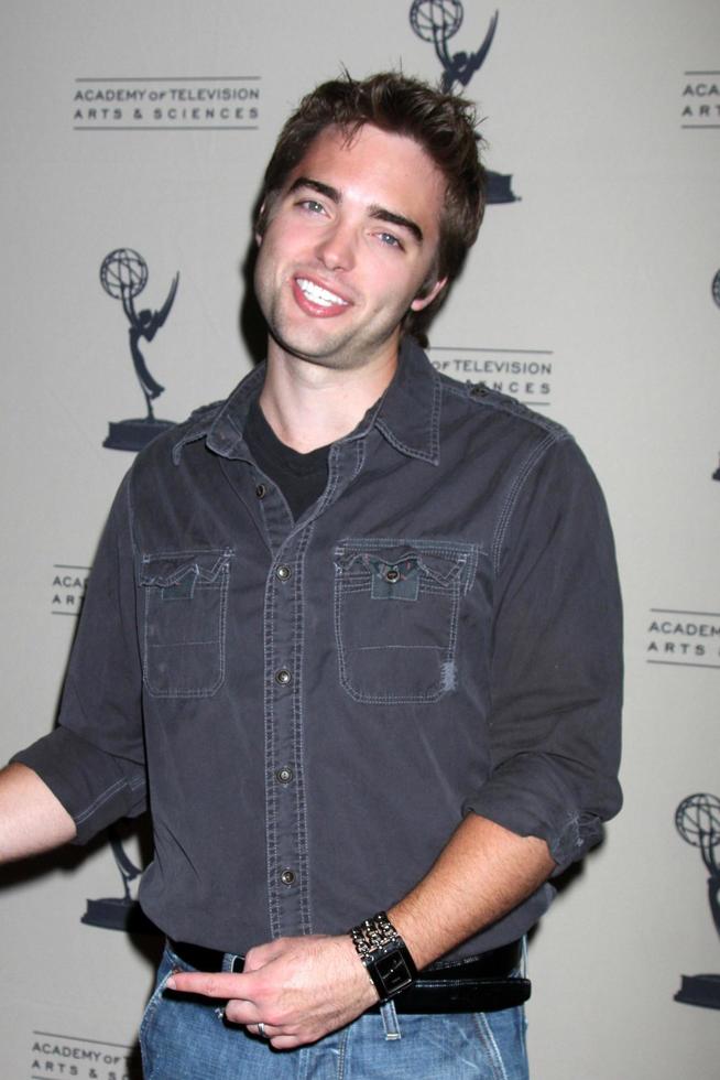 A attiré Tyler Bell arrivant à la réception des nominés aux Emmy Daytime à l'académie de télévision de North Hollywood, Californie, le 27 août 2009 photo