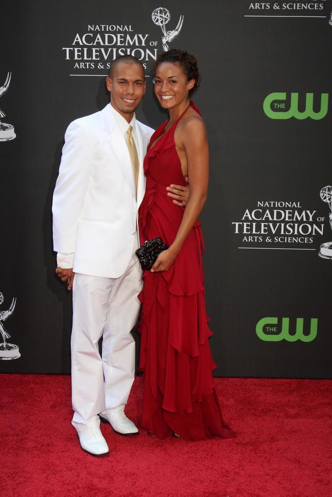 Bryton James et sa petite amie arrivant aux Daytime Emmy Awards à l'Orpheum Theatre de Los Angeles, le 30 août 2009 photo