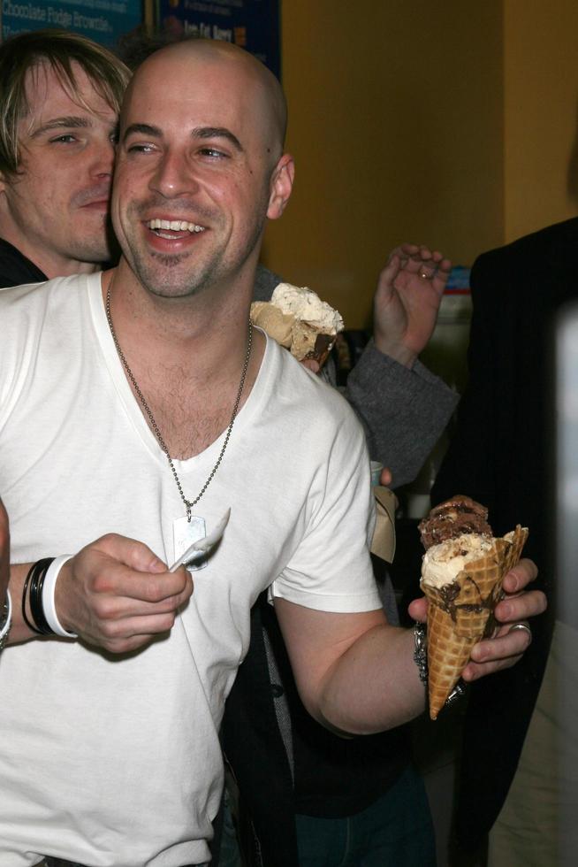 chris daughtry écopant et mangeant de la crème glacée ben et jerry s conférence de presse soutenant un burbank, ca le 7 avril 2008 photo