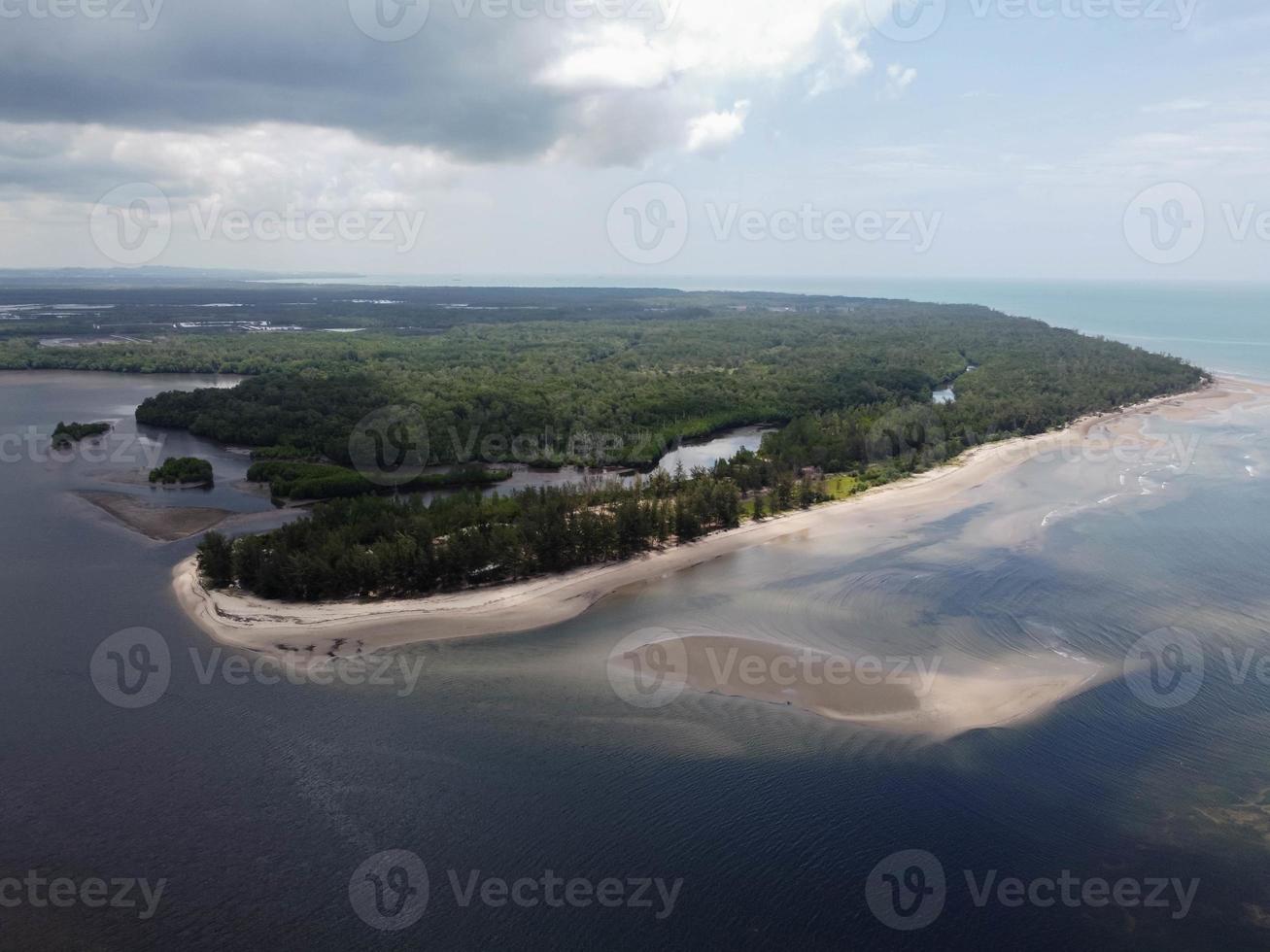 vue aérienne de la côte de la plage de teluk lombok, kalimantan oriental, indonésie à marée basse. photo