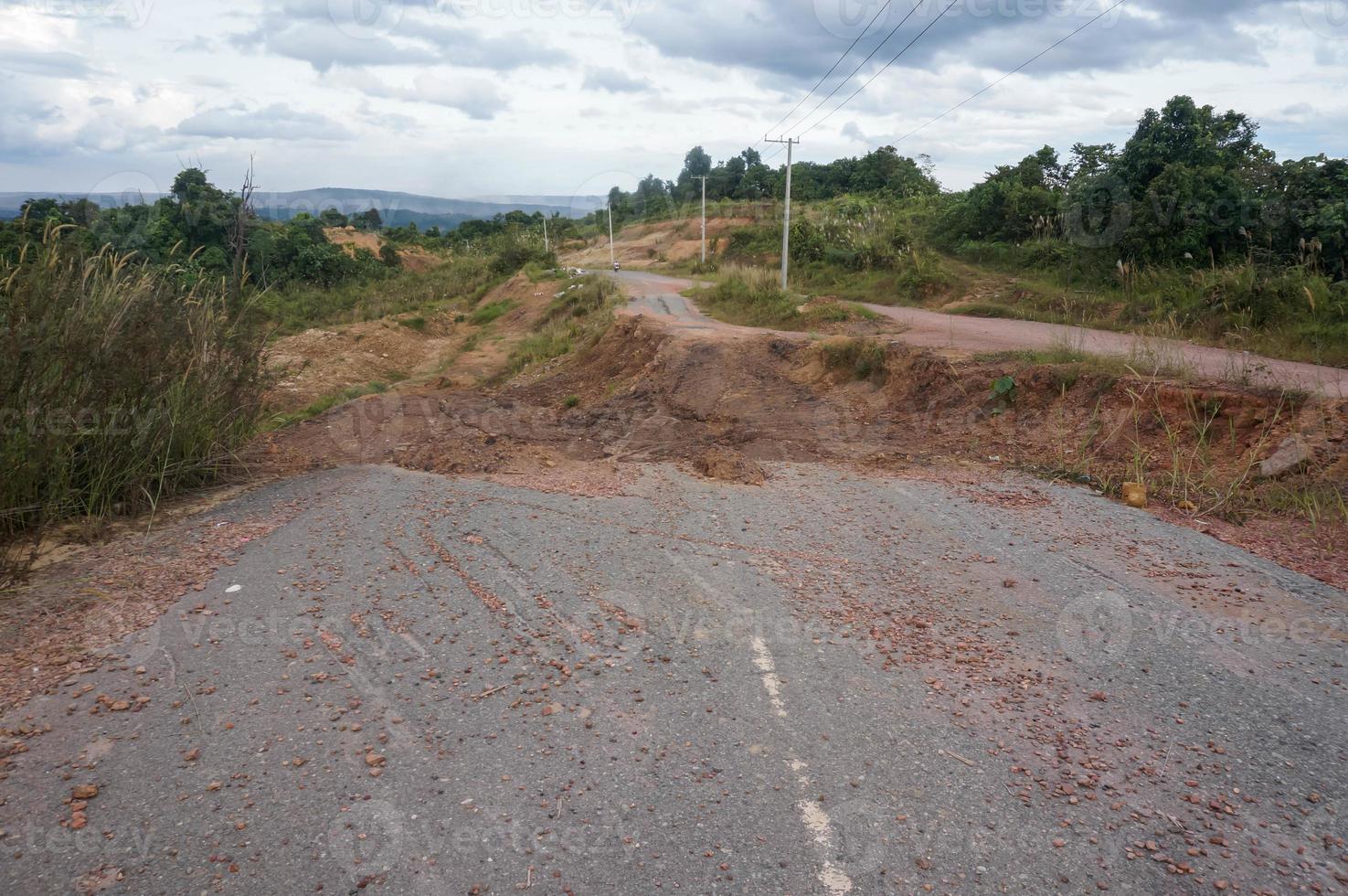 de fortes pluies ont provoqué un glissement de terrain. route transprovinciale kalimantan est, indonésie. photo