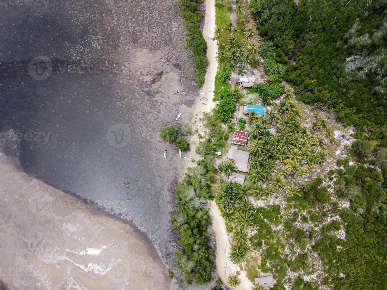 vue aérienne de la côte de la plage de teluk lombok, kalimantan oriental, indonésie à marée basse. photo