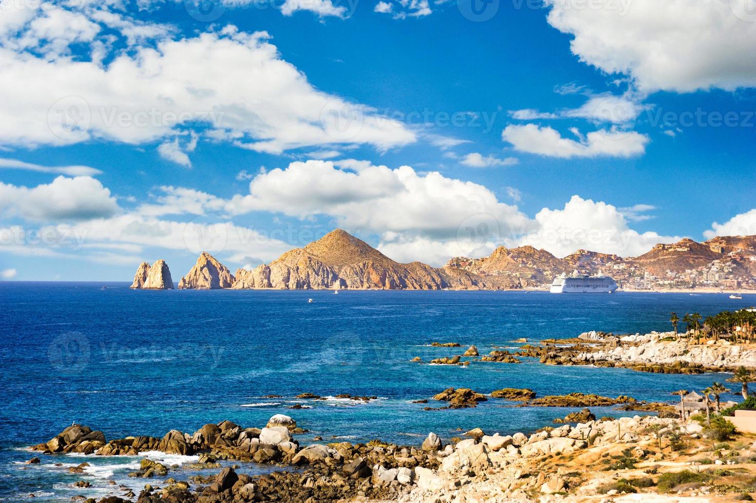 land's end et la pointe de baja california avec un océan bleu cristallin au premier plan. photo