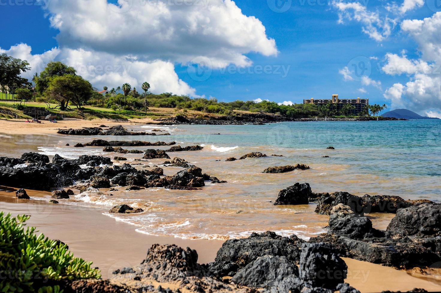 une petite crique de plage à kihei sur l'île de maui, hawaii. photo