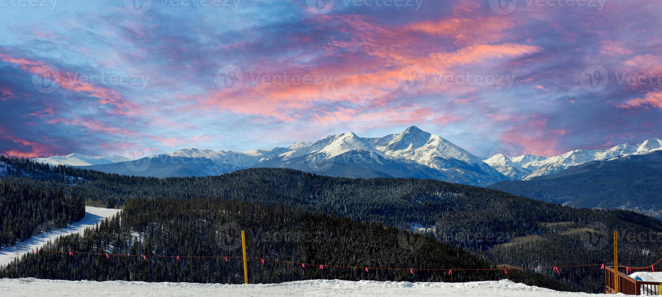 au sommet des pistes de ski de la division continentale dans la chaîne de montagnes du colorado. photo