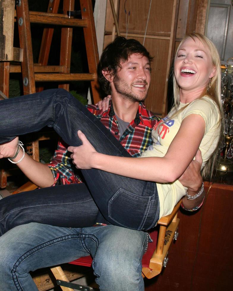 Michael graziadei et adrienne frantz sur le tournage des jeunes et agités célébrant le 80e anniversaire de jeanne cooper à los angeles, ca le 24 octobre 2008 photo