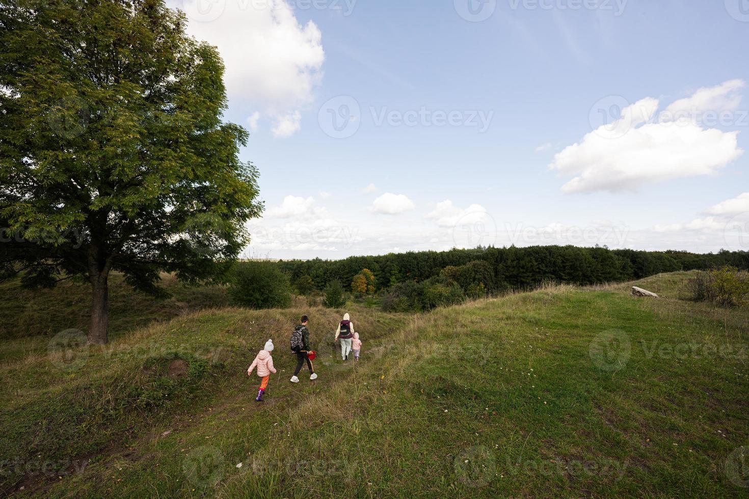 mère et ses enfants en randonnée dans la forêt. photo