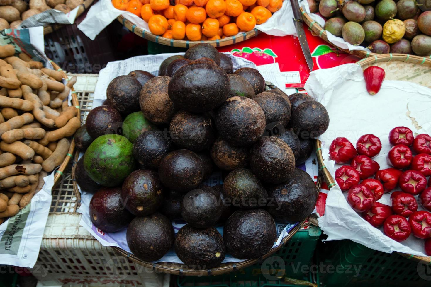 fruits tropicaux frais mélangés sur le marché de rue. marché local du matin à luang prabang, laos. photo