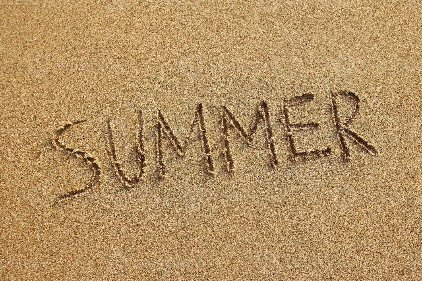 inscription sur un sable humide - été - sur un coucher de soleil, vue de dessus. photo