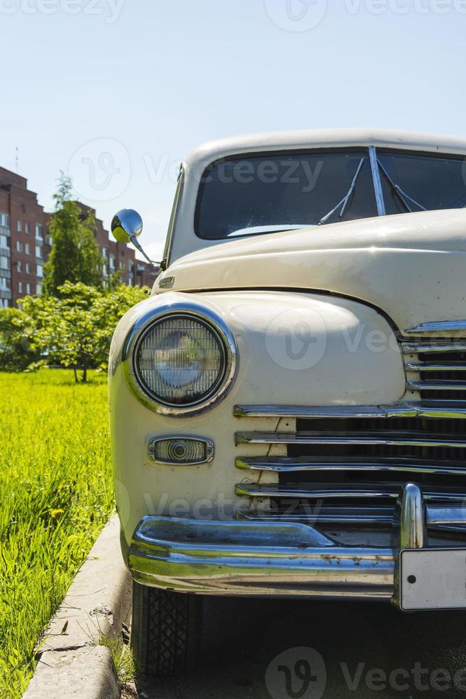 vue d'une belle vieille voiture classique, phare, calandre, pare-chocs, chrome photo