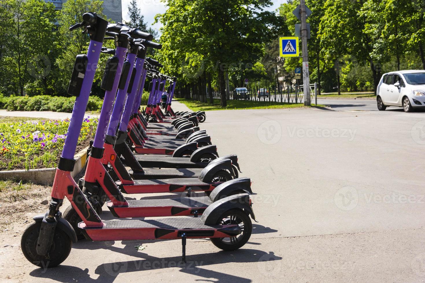 location de scooter électrique dans le parking, loisirs actifs, vie citadine, location de scooter électrique photo