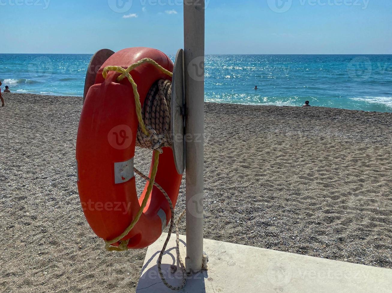 bouée de sauvetage rouge ronde non coulante pour la sécurité afin de sauver la vie des personnes qui se noient touristes sur la plage dans un pays tropical chaud de l'est sud paradisiaque photo