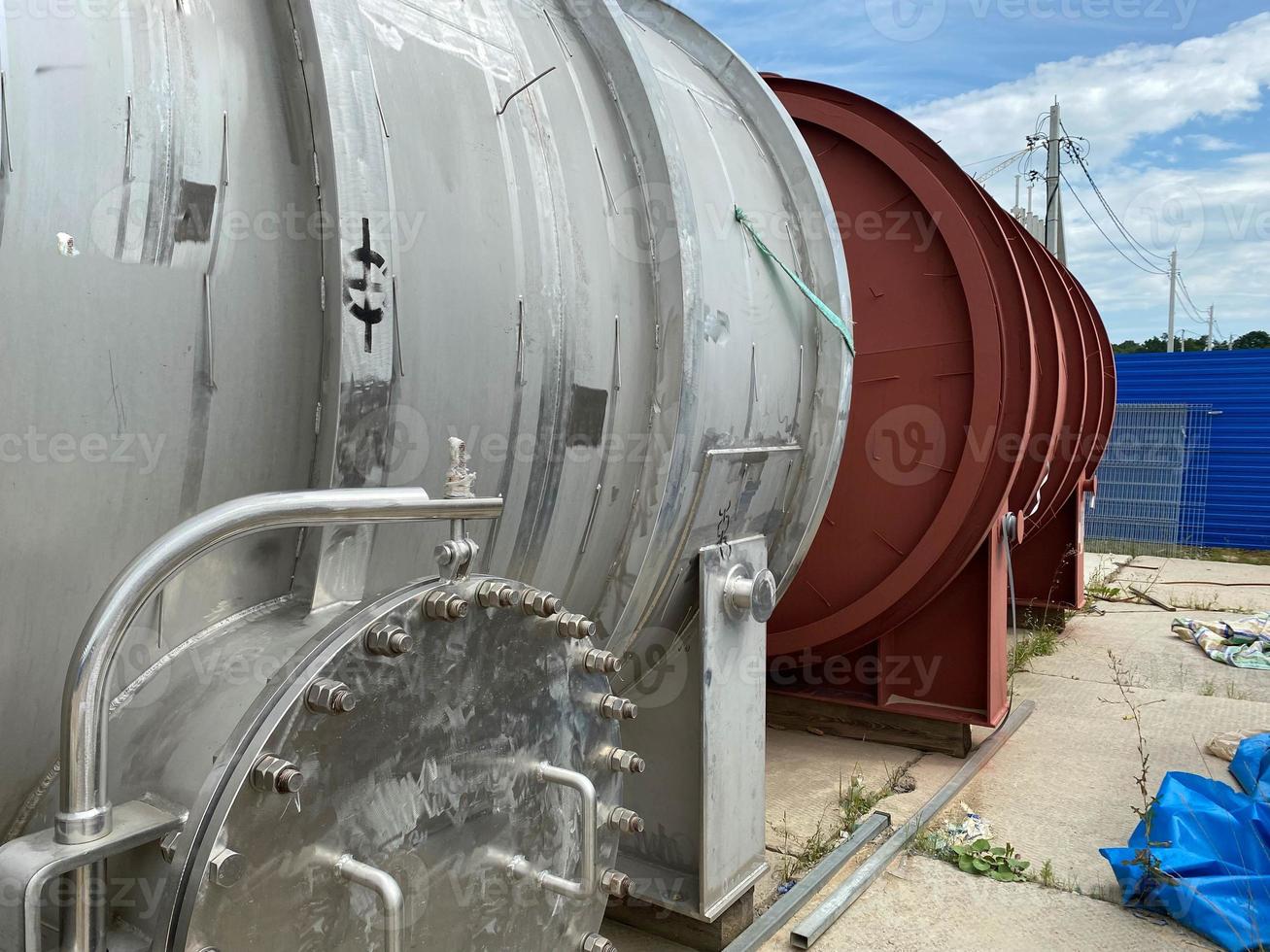 grand échangeur de chaleur à coque et tube en acier inoxydable brillant pour le chauffage de liquides et de gaz, prêt à être installé pour l'équipement de l'usine pétrochimique de raffinerie de pétrole sur le chantier de construction photo