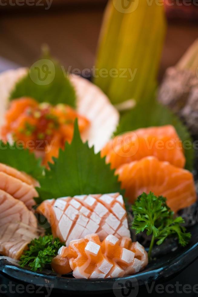 un célèbre menu japonais est le sashimi de saumon photo