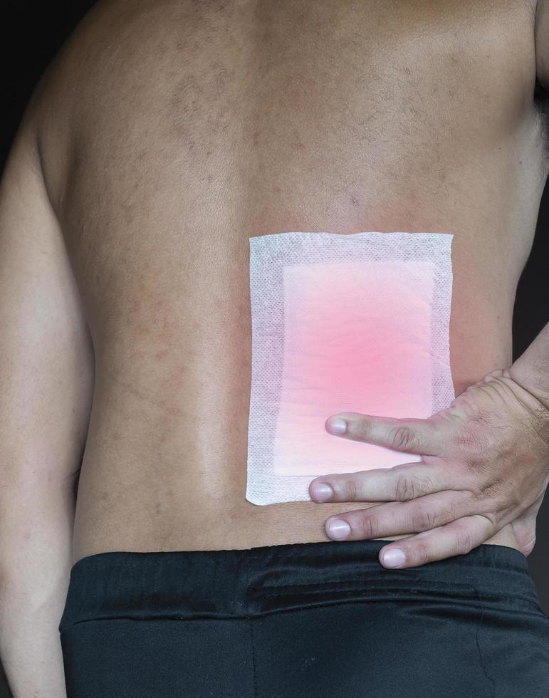 bâton de plâtre chinois sur la peau du dos de l'homme pour libérer l'entorse photo