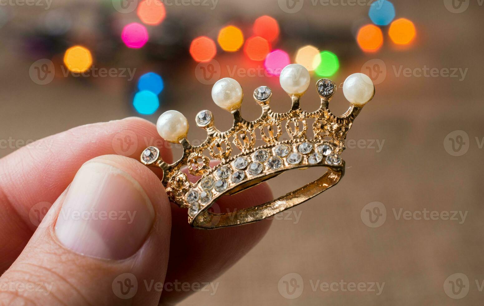 modèle couronne avec perles à la main photo