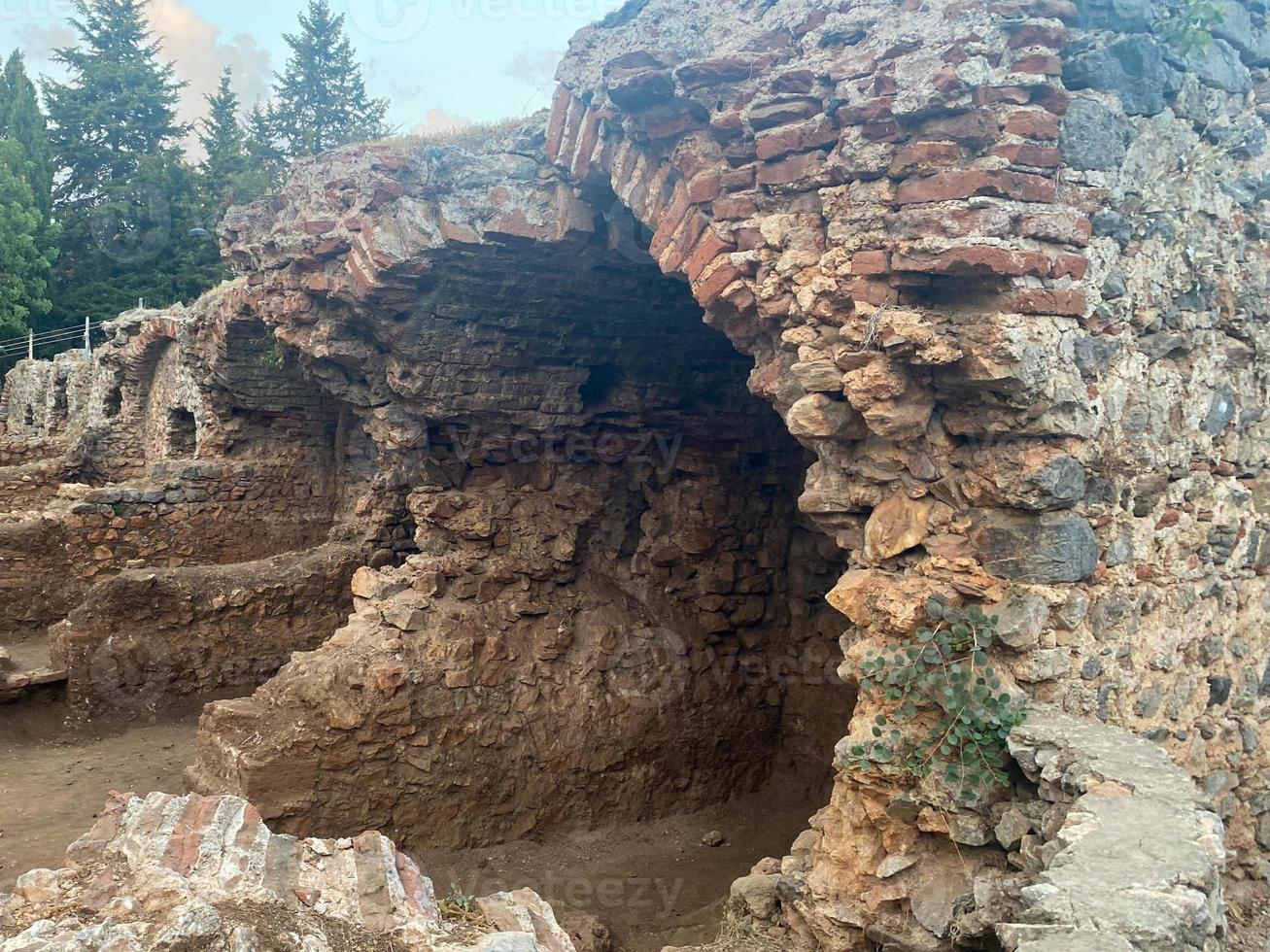 les ruines d'une ancienne forteresse médiévale en ruine brisée faite de pavés et de briques dans une station balnéaire du sud du pays de l'est tropical chaud touristique photo