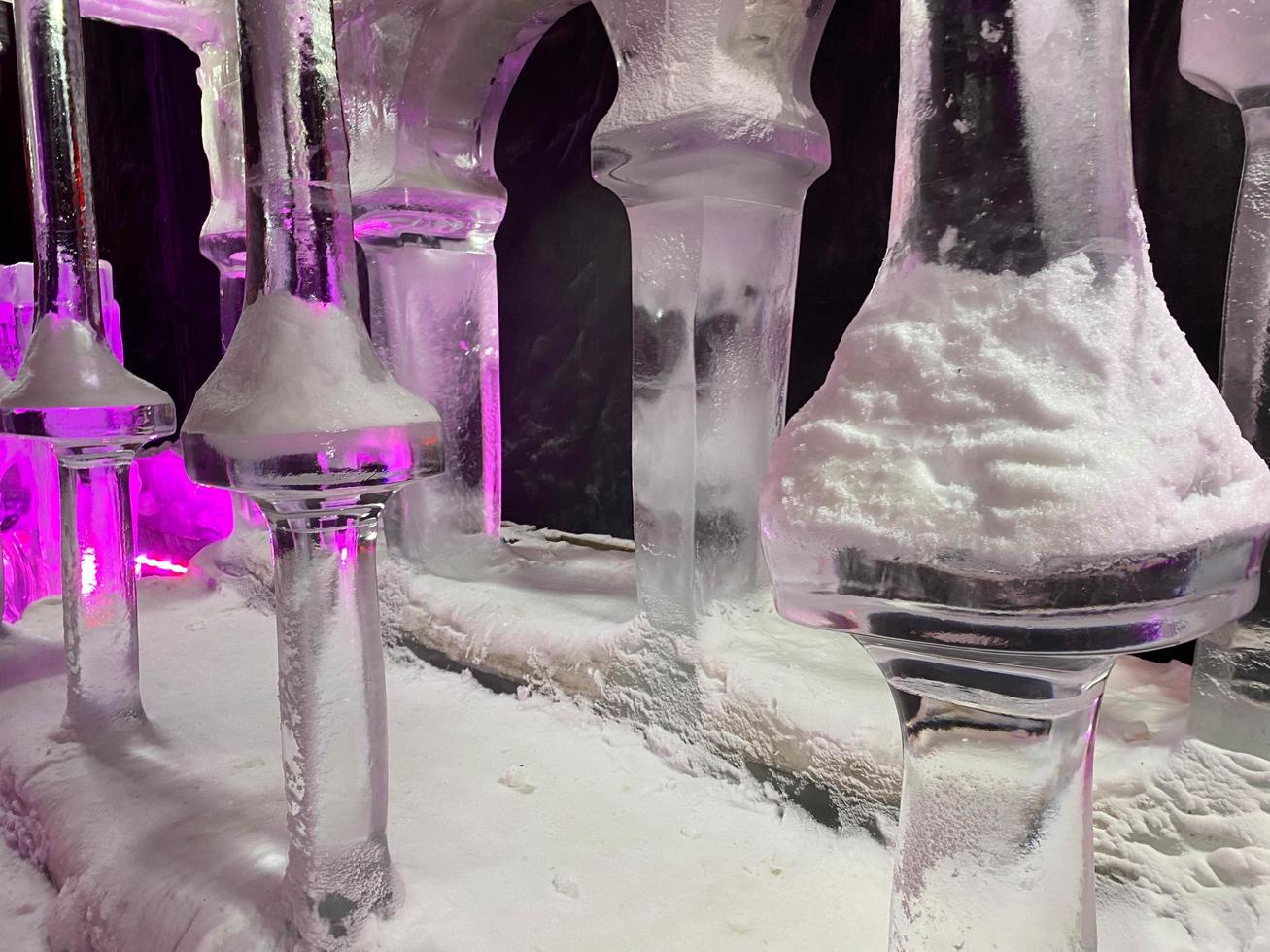 sculptures dans une grande salle de l'hôtel de glace saisonnier de renommée mondiale photo