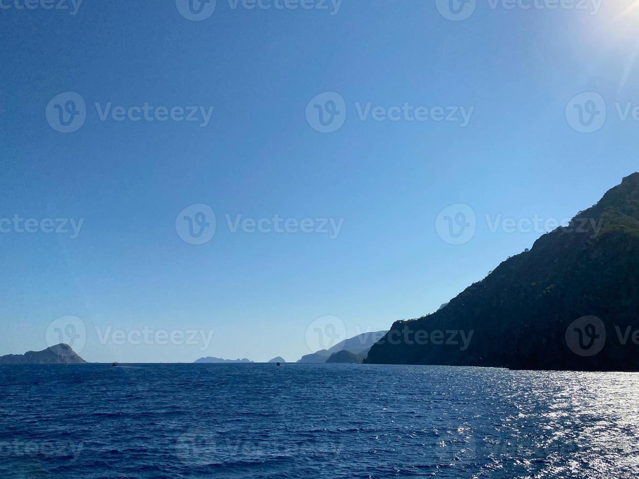 belle vue sur la mer bleue et les hautes montagnes rocheuses dans un pays tropical touristique pour les vacances photo