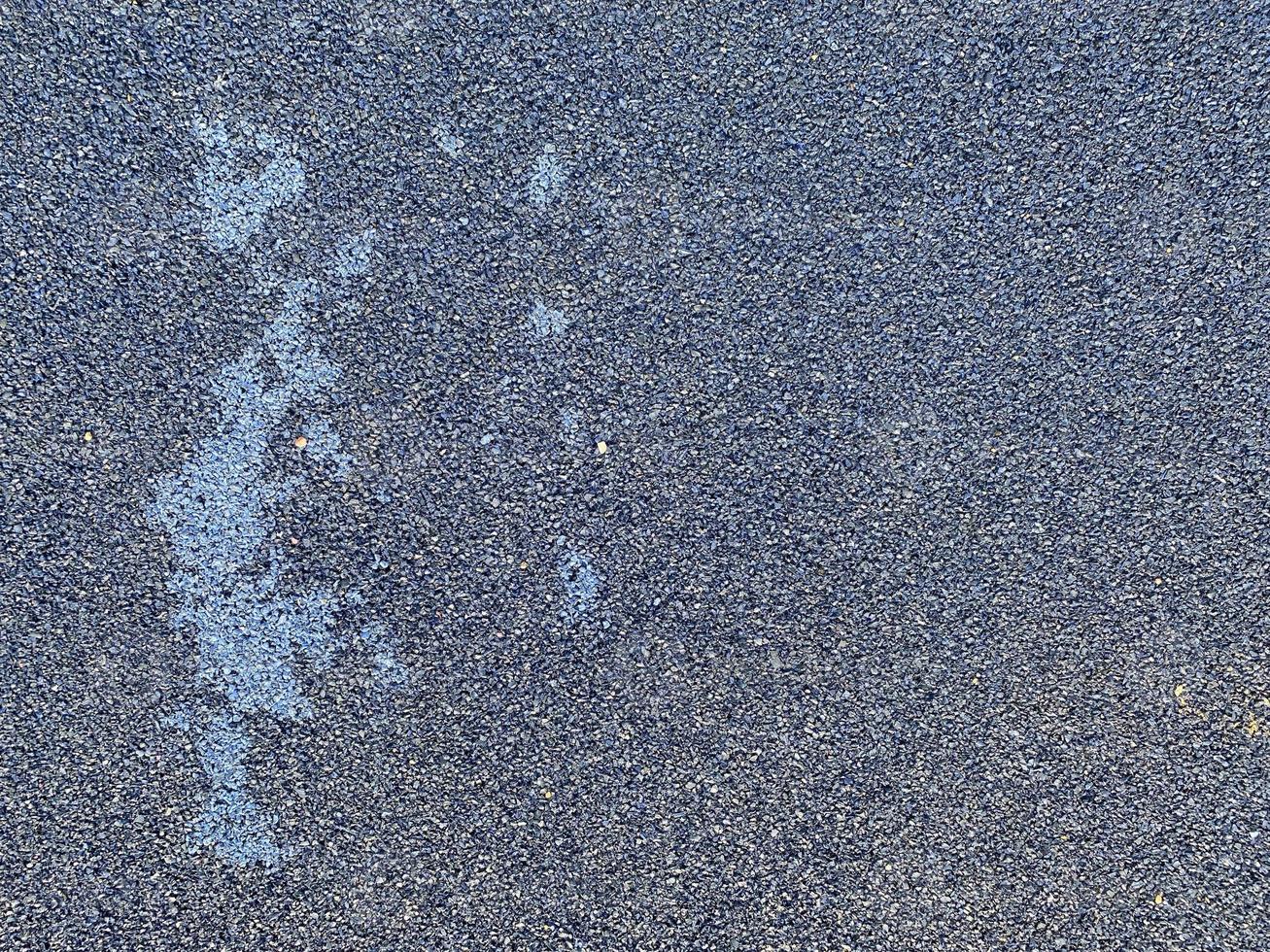 tuile de sécurité anti-traumatique de surface en caoutchouc bleu sur le terrain de sport d'entraînement dans le parc public ou la cour. l'arrière-plan. texture photo
