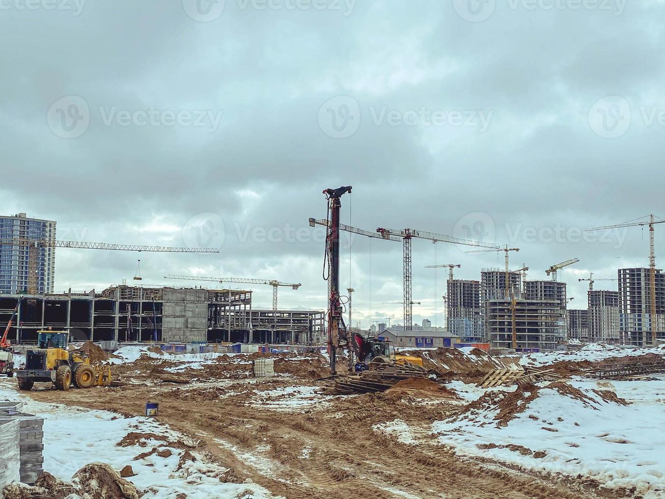 construction de maisons, un centre commercial à partir de blocs de béton dans la ville. construction d'un nouveau quartier résidentiel en hiver pour la vie des gens photo