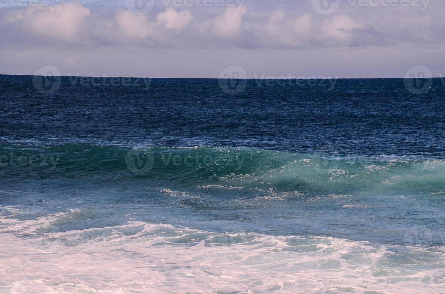 énormes vagues de la mer photo