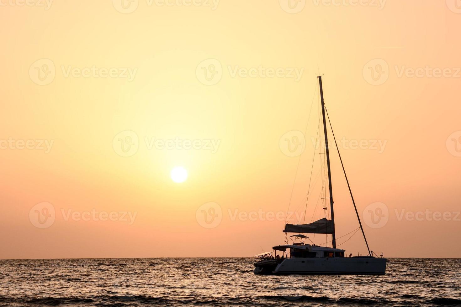 vue sur l'océan au coucher du soleil photo