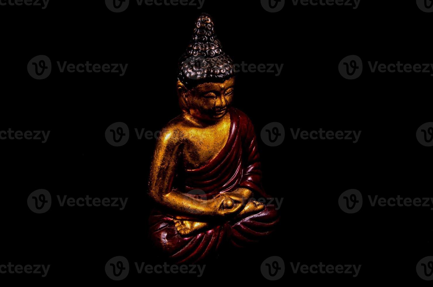 statue de bouddha sur fond noir photo