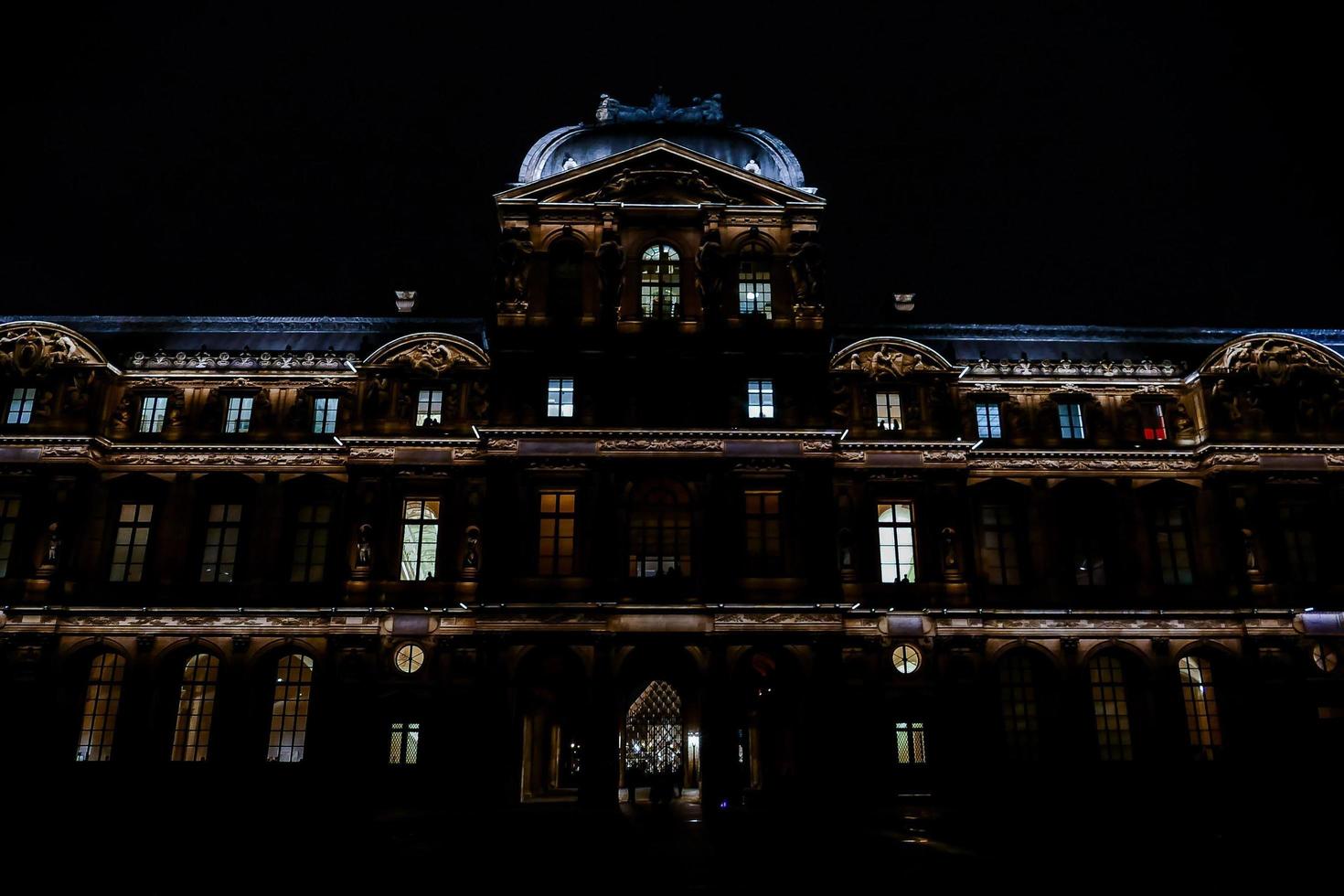 paris, france, 2022 - musée du louvre la nuit photo