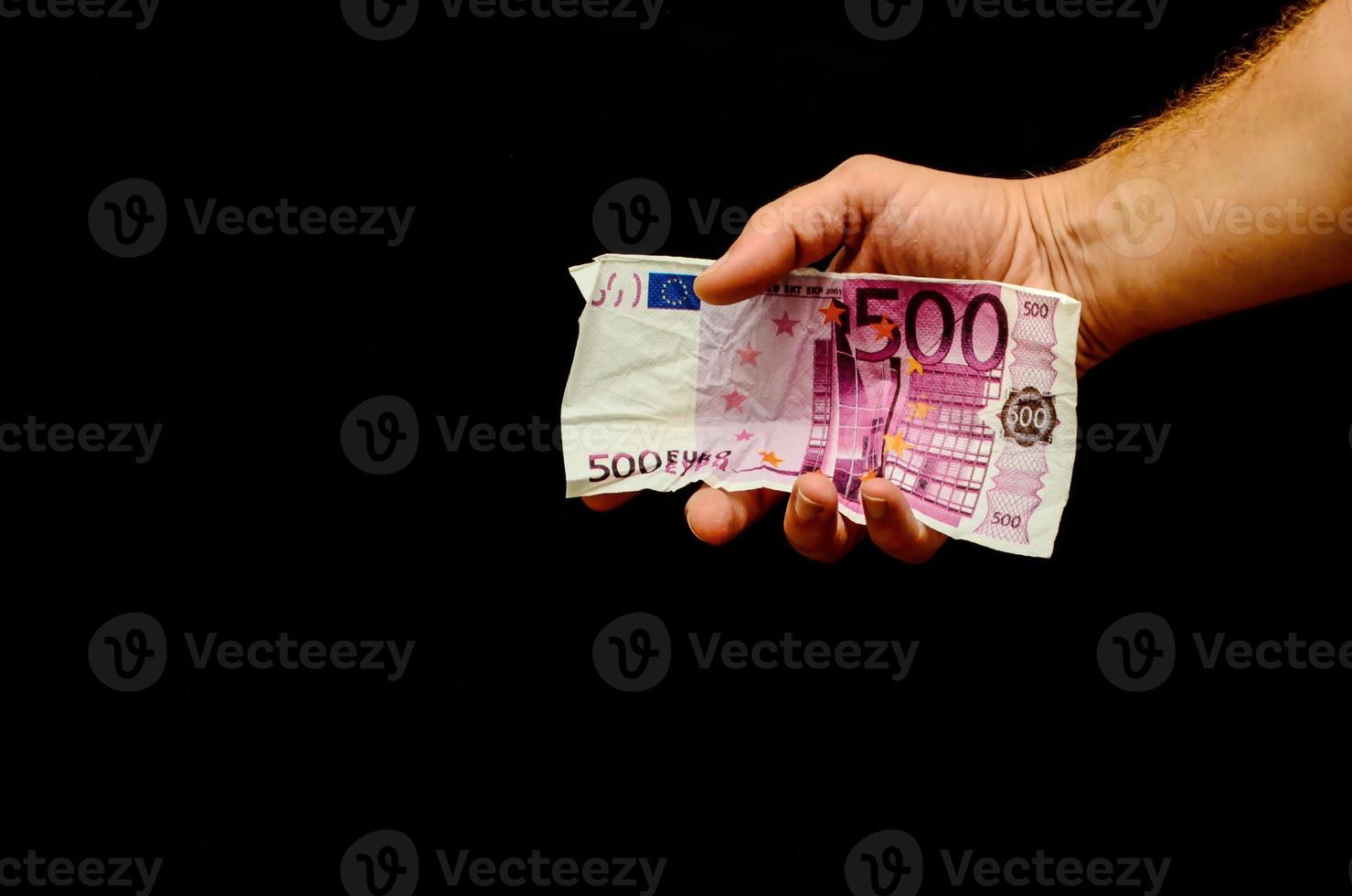 main tenant de l'argent en euros photo