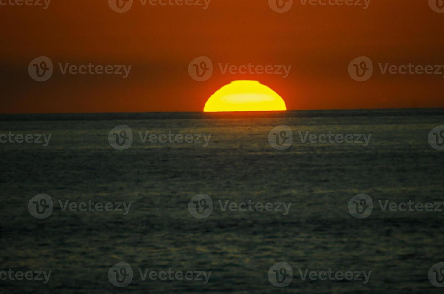 coucher de soleil sur l'océan photo