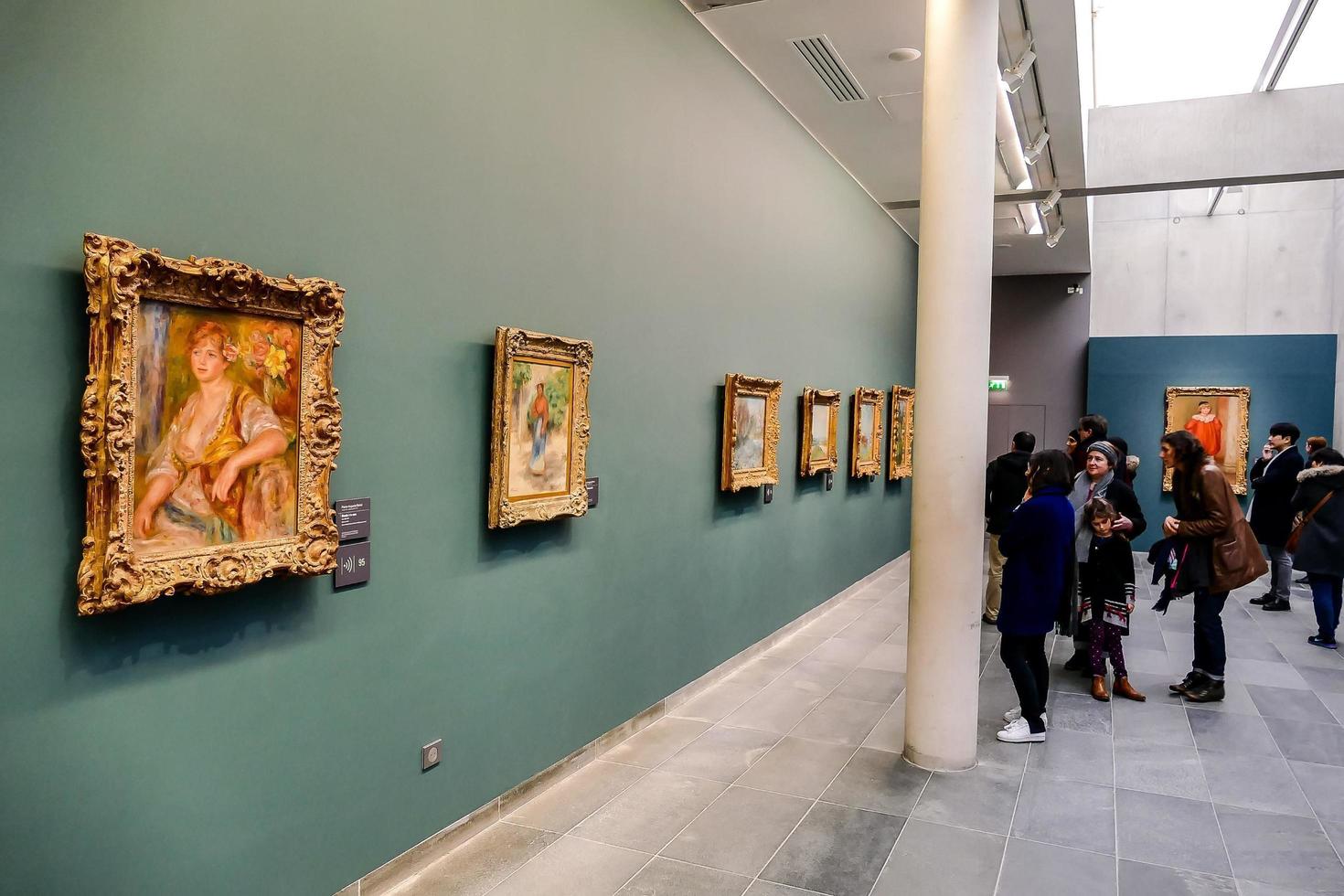 personnes non identifiées et œuvres d'art au musée d'orsay à paris, france, vers octobre 2022 photo