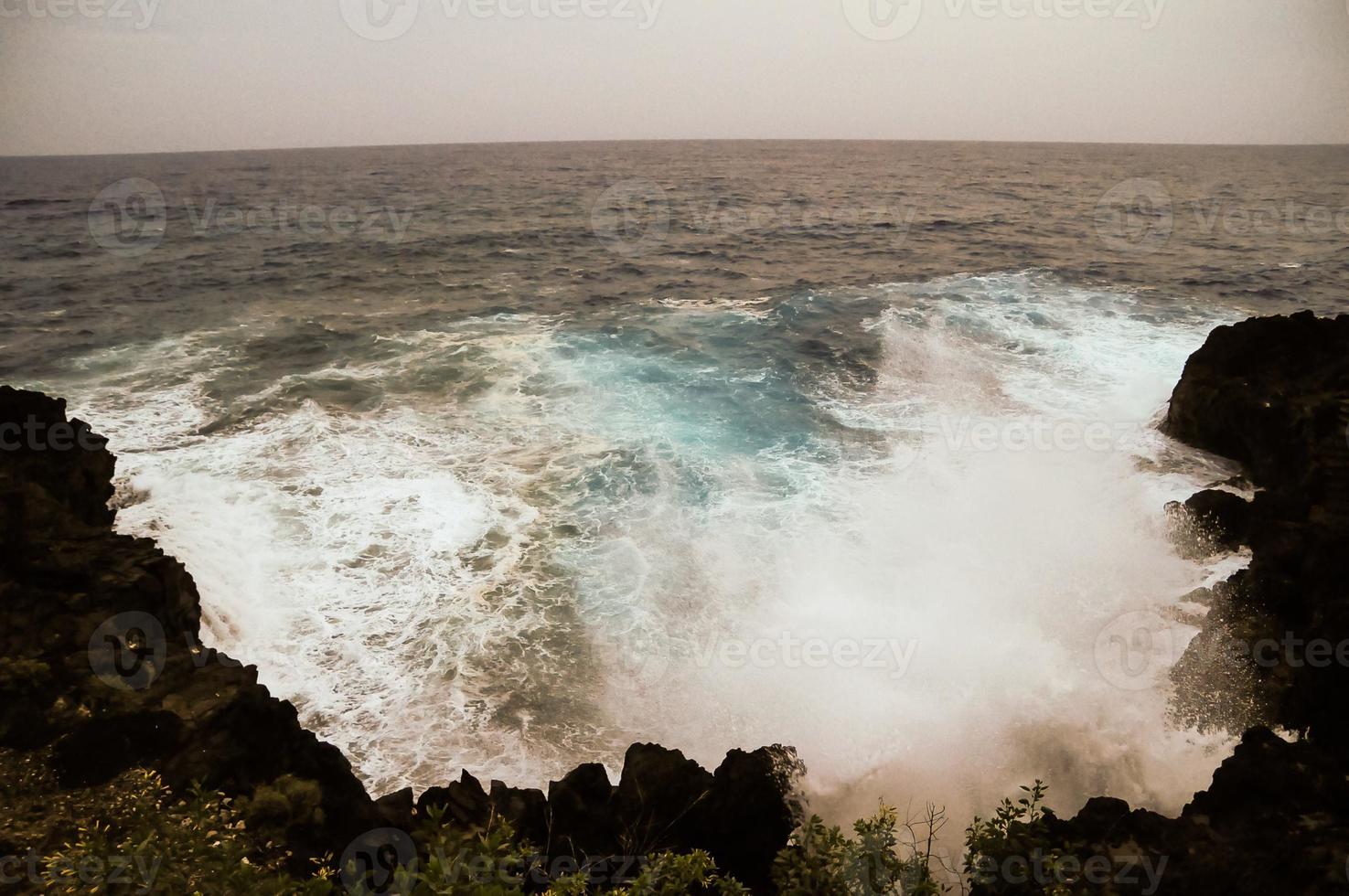 énormes vagues de la mer photo