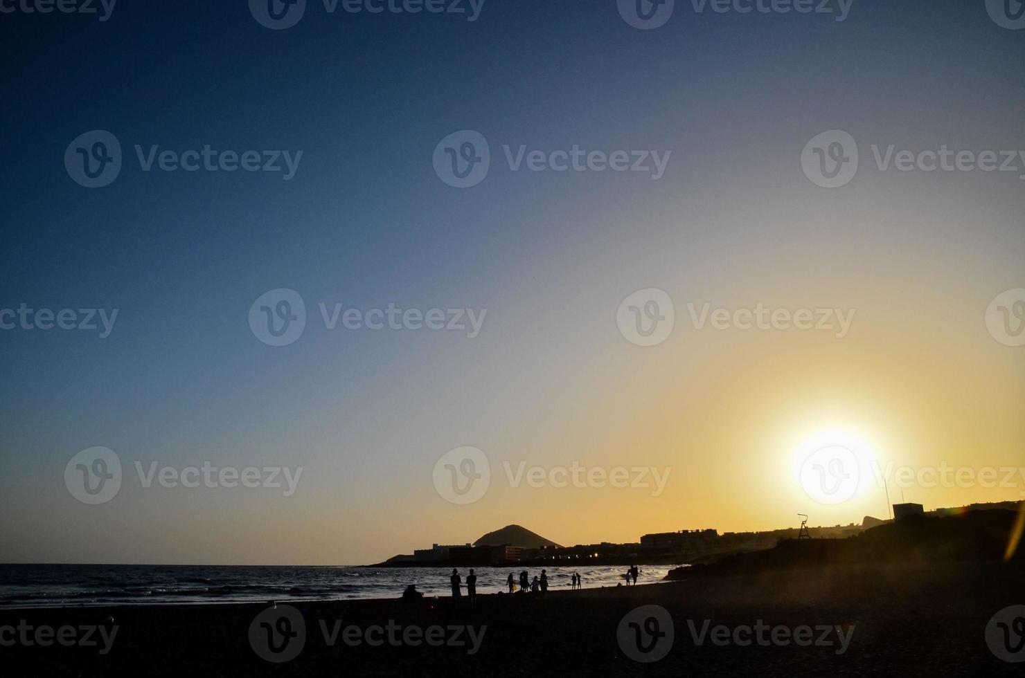 coucher de soleil sur l'océan atlantique sur les îles canaries photo