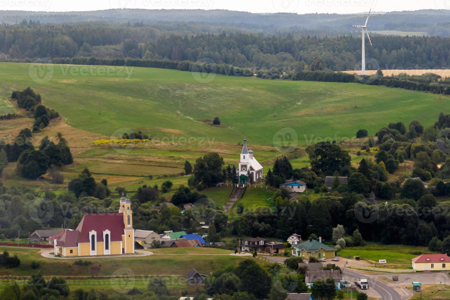 vue aérienne sur le temple baroque ou l'église catholique en campagne photo