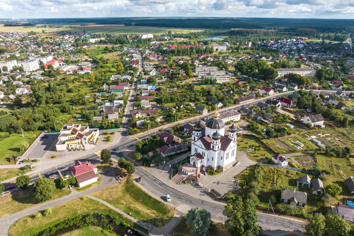 vue aérienne sur le temple baroque ou l'église catholique en campagne photo