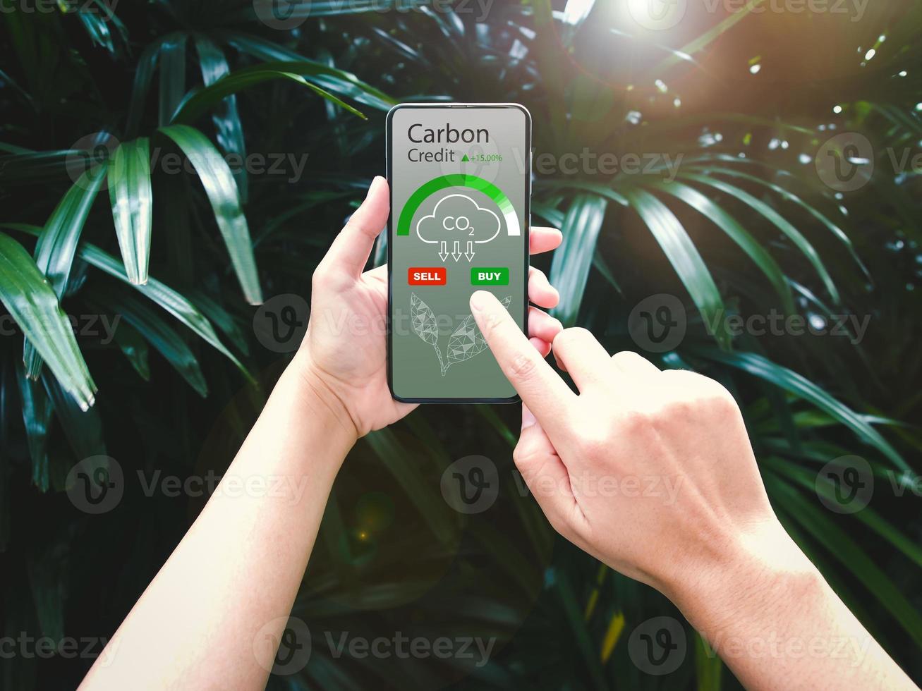 commerçant utilisant un smartphone pour échanger des crédits carbone sur demande. zéro émission nette, technologie propre, concept d'énergie renouvelable. photo