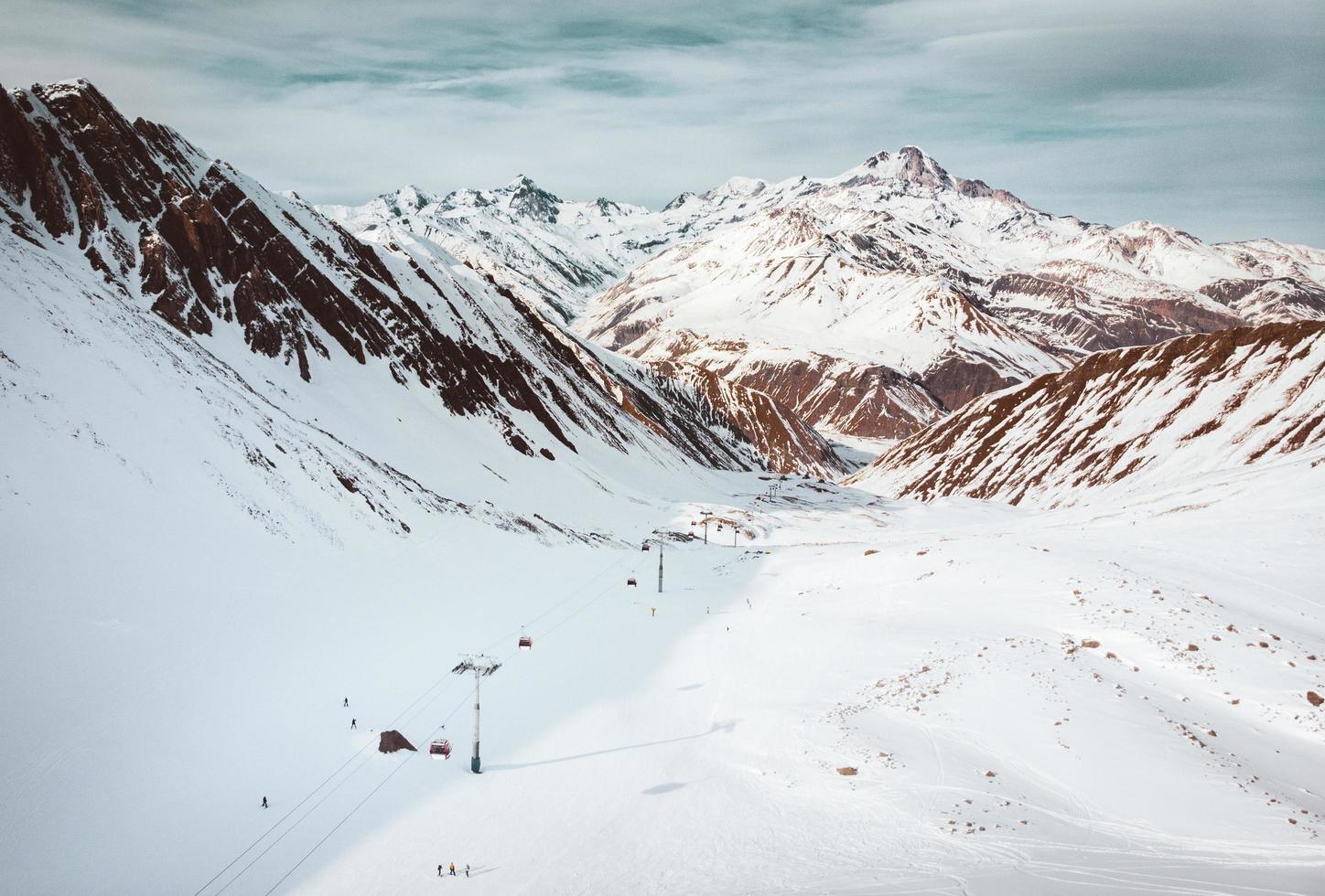 vue aérienne des remontées mécaniques à kobi dans la station de ski de gudauri. montagnes blanches et télécabine dans la station de ski de vacances d'hiver photo