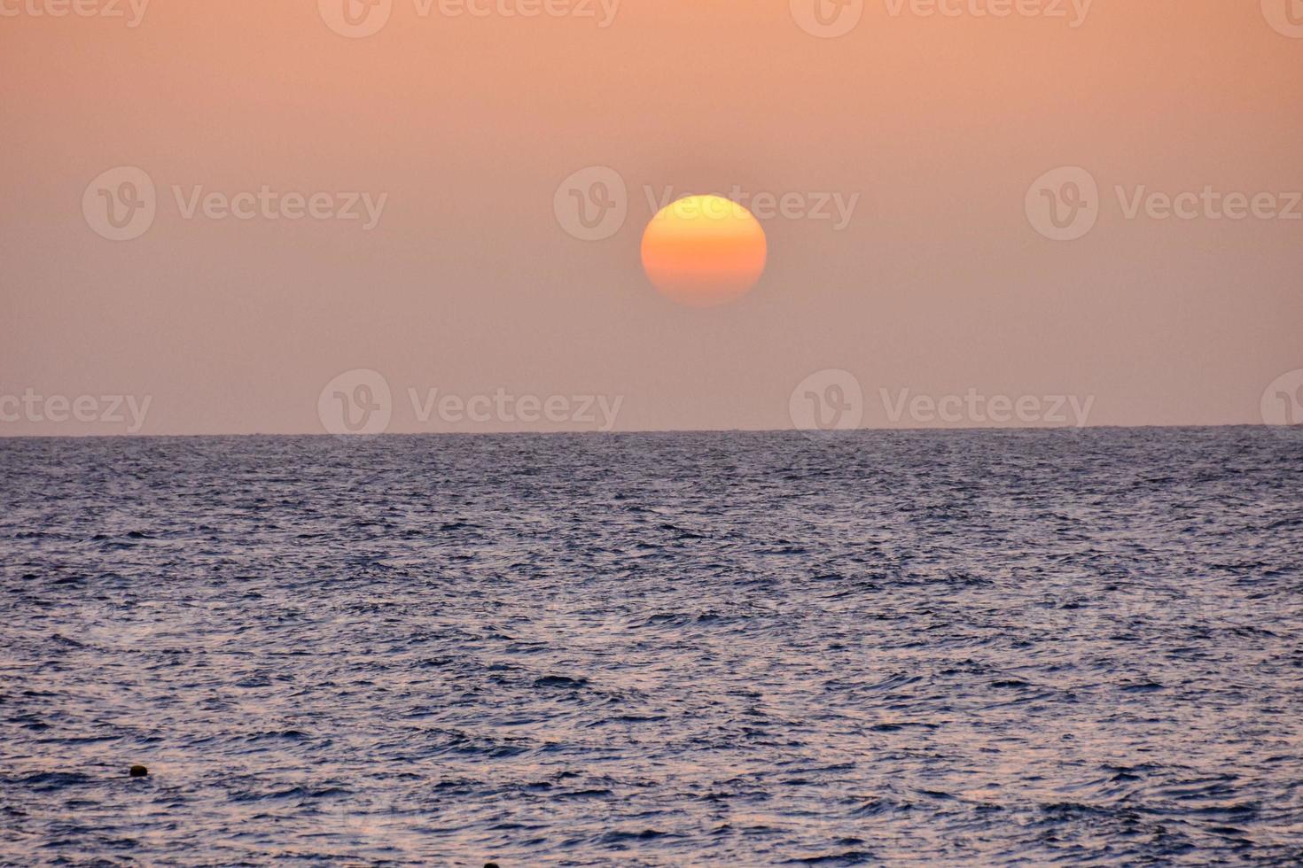 coucher de soleil sur l'océan atlantique sur les îles canaries photo