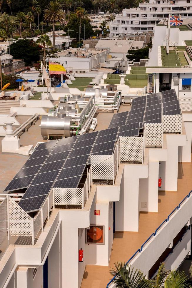 maroc, 2022 - panneaux solaires sur bâtiment photo