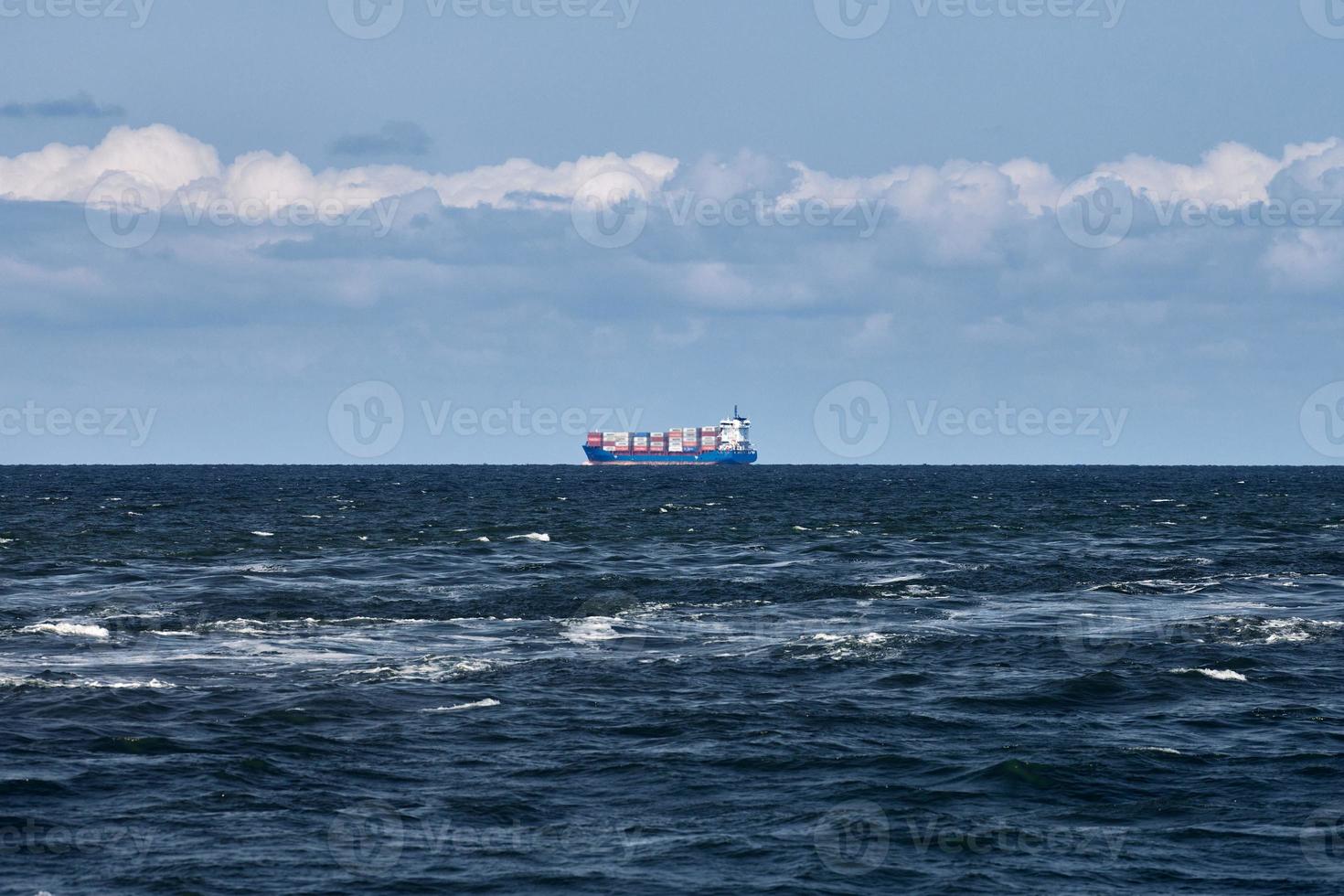 cargo porte-conteneurs, transport logistique d'import-export, cargo en mer bleue photo