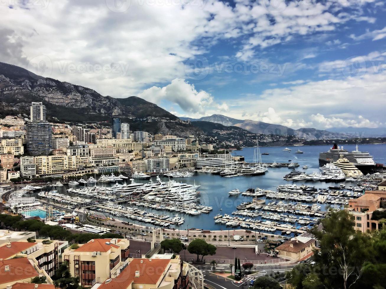 une vue sur le port de monaco photo