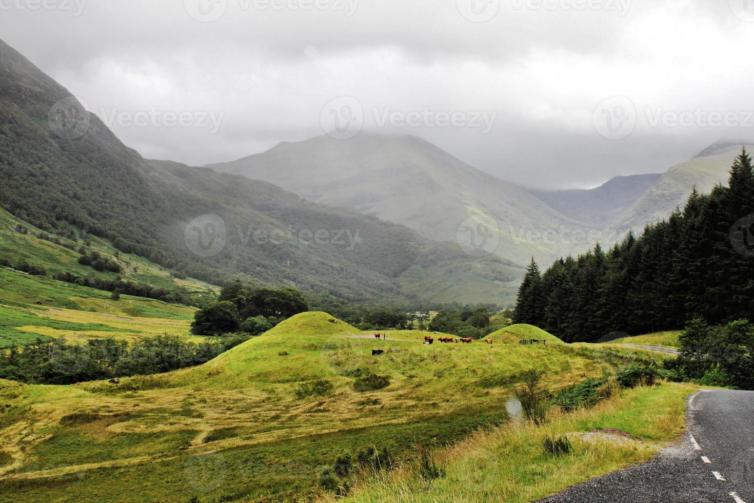 une vue sur les montagnes écossaises près de fort william photo