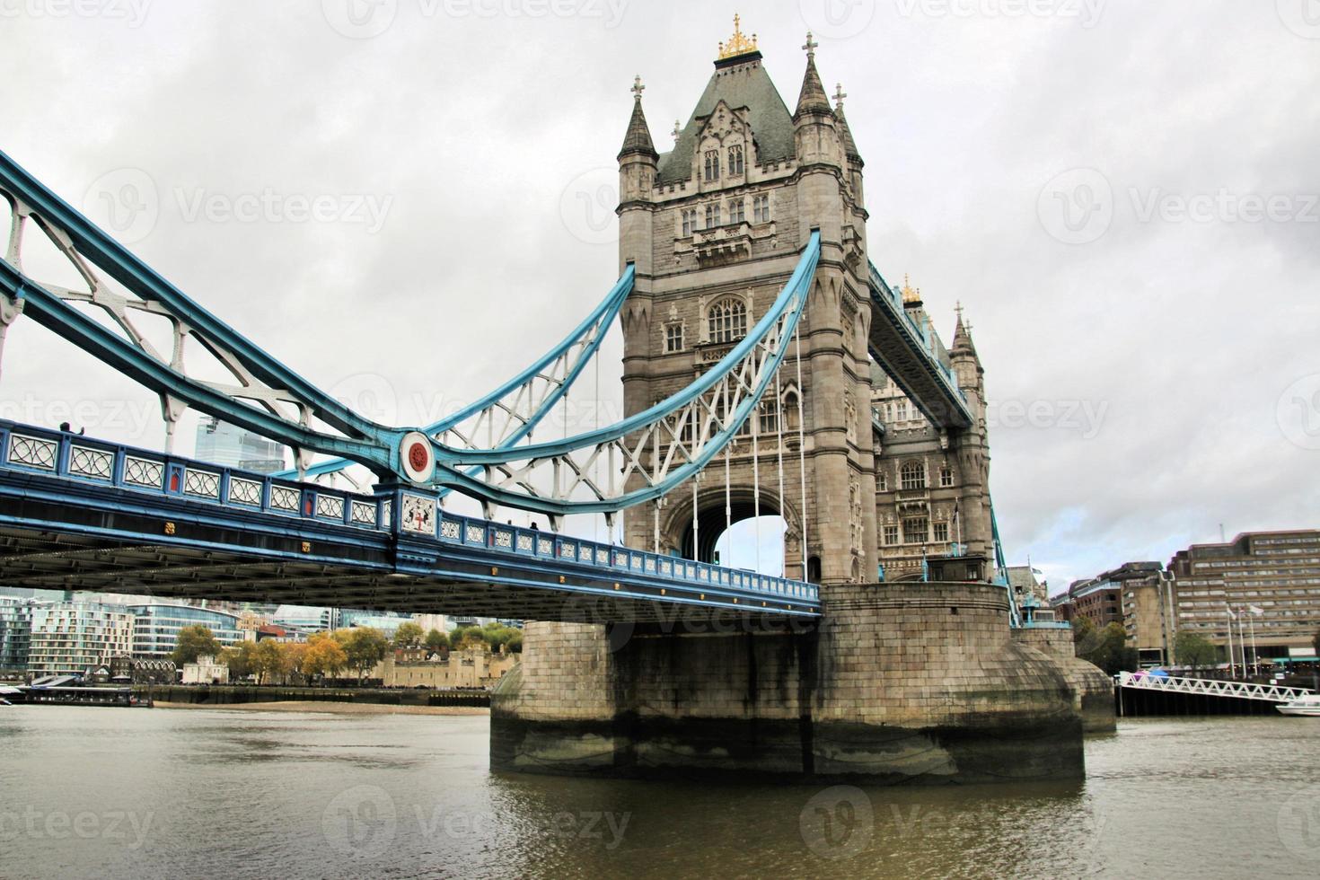 une vue sur la tamise montrant le pont de la tour photo