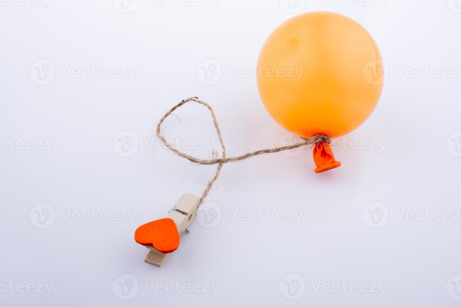coeur attaché à un ballon avec une ficelle 14794188 Photo de stock