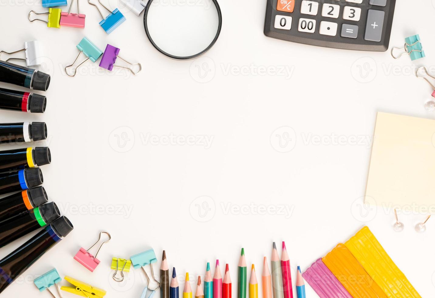 fournitures scolaires falr jeter avec loupe, calculatrice, peintures, etc. bannière copyspace photo